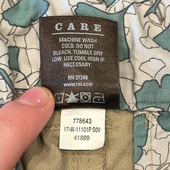 REI Women's Convertible Pants Khaki Size 8P - Picture 9 of 9